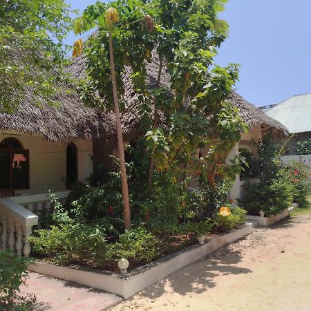 H & H Bungalows 南威 外观 照片